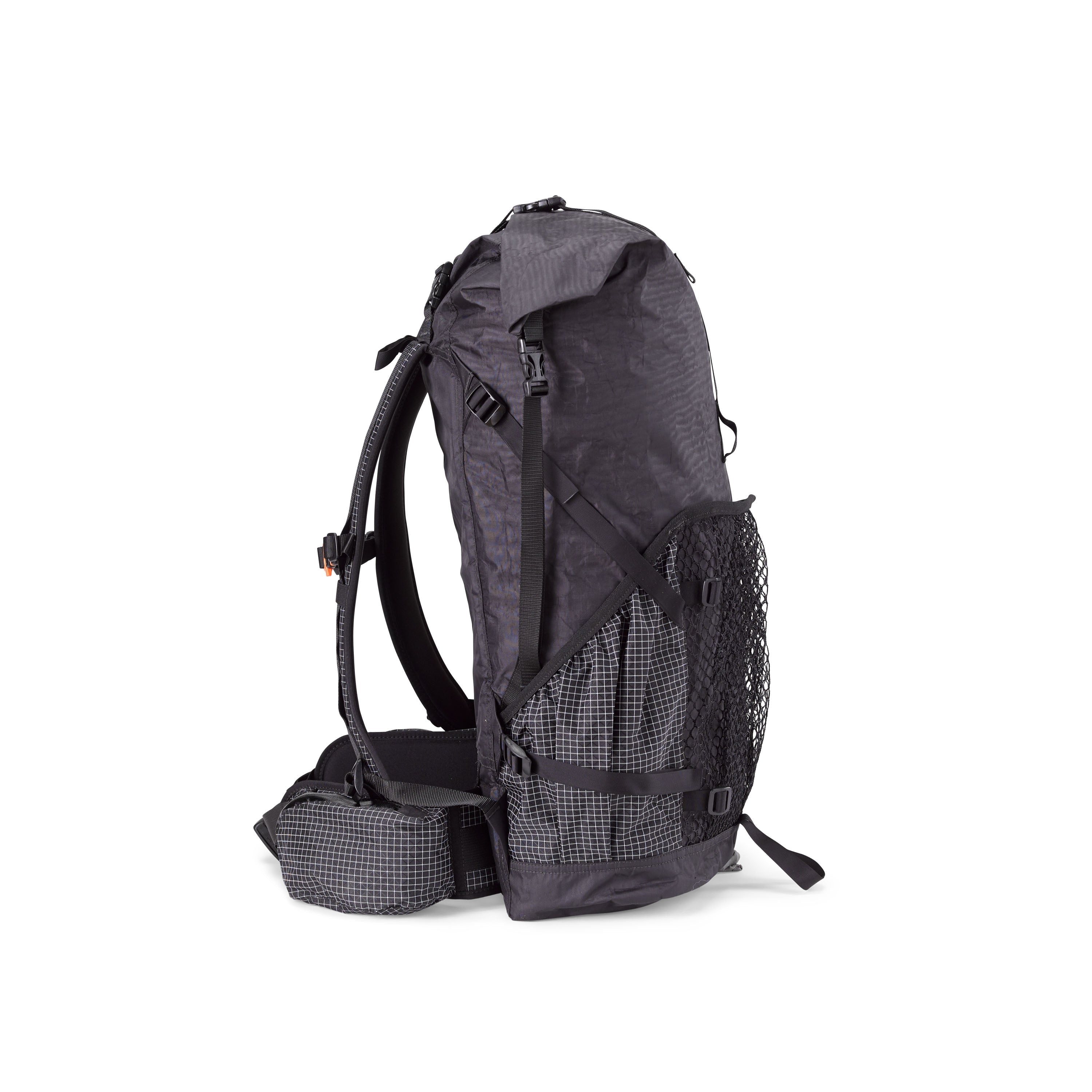 Side view of the Hyperlite Mountain Gear Junction 40 in Black showcasing the mesh center exterior pocket & Dyneema® fabric side pockets